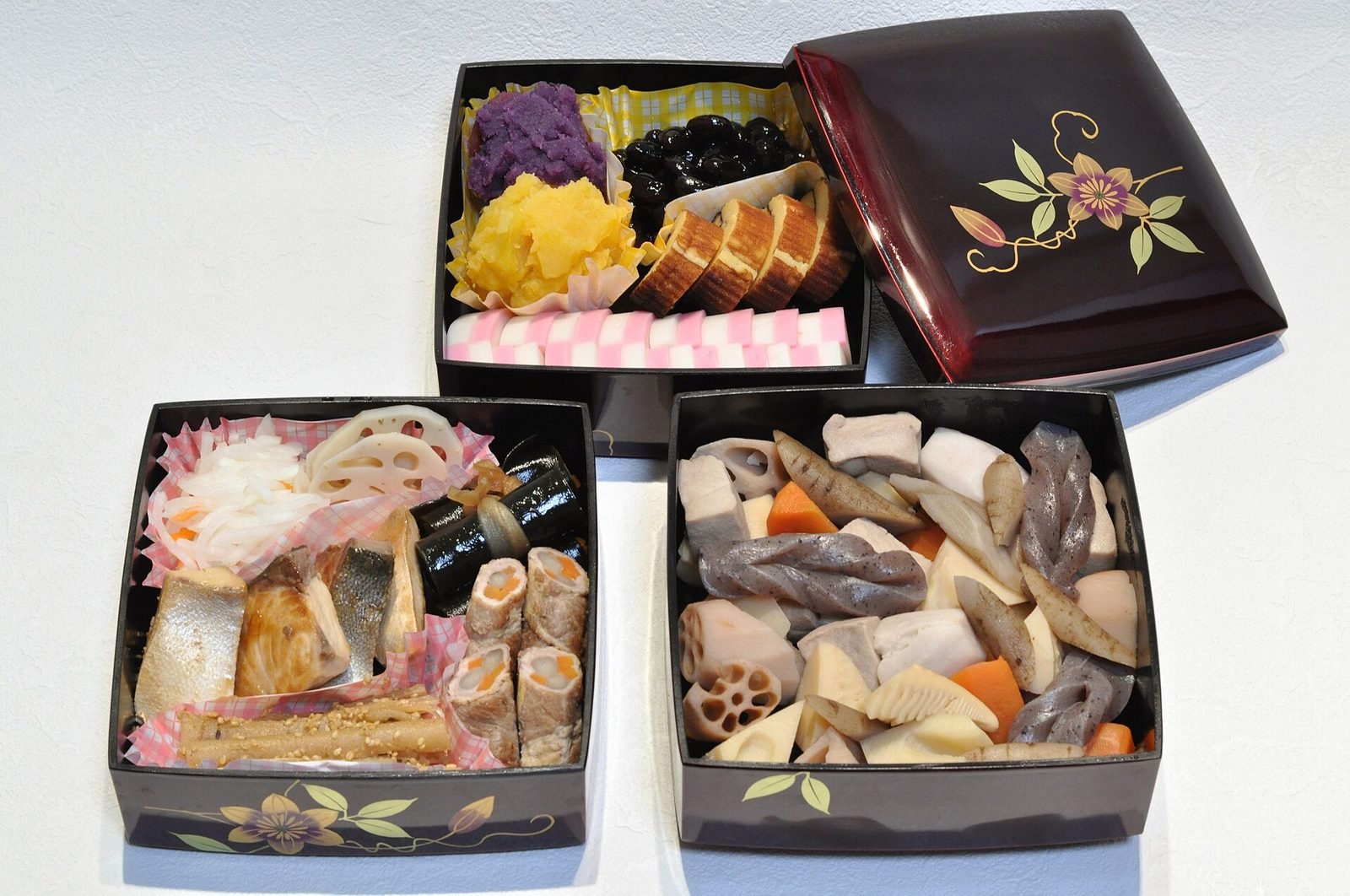 Japanese New Year at Home: Osoji, Osechi and Family Customs (2026-2027)
